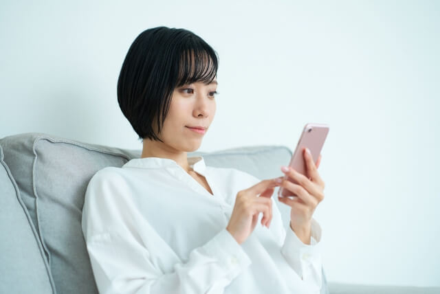 スマホを操作している女性