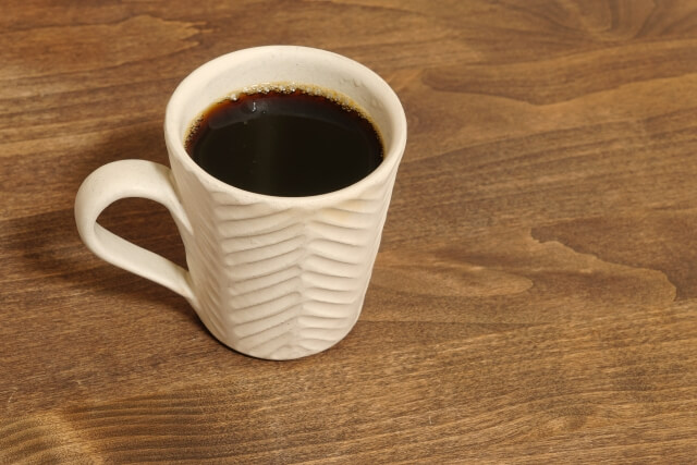 テーブルの上のコーヒー