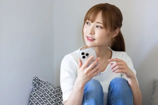 スマホを持っている女性