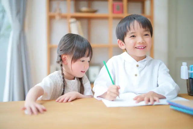 勉強をしている幼い兄妹