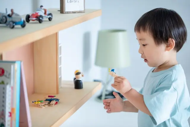 おもちゃで遊ぶ男の子