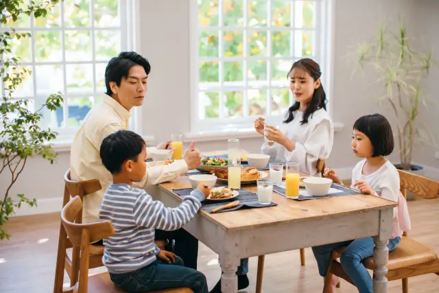 食事をする4人家族