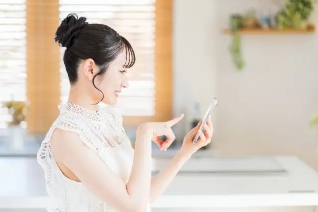 スマホを使っている女性