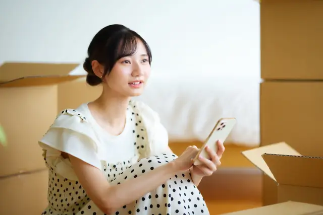 スマホを持って考え事をしている女性